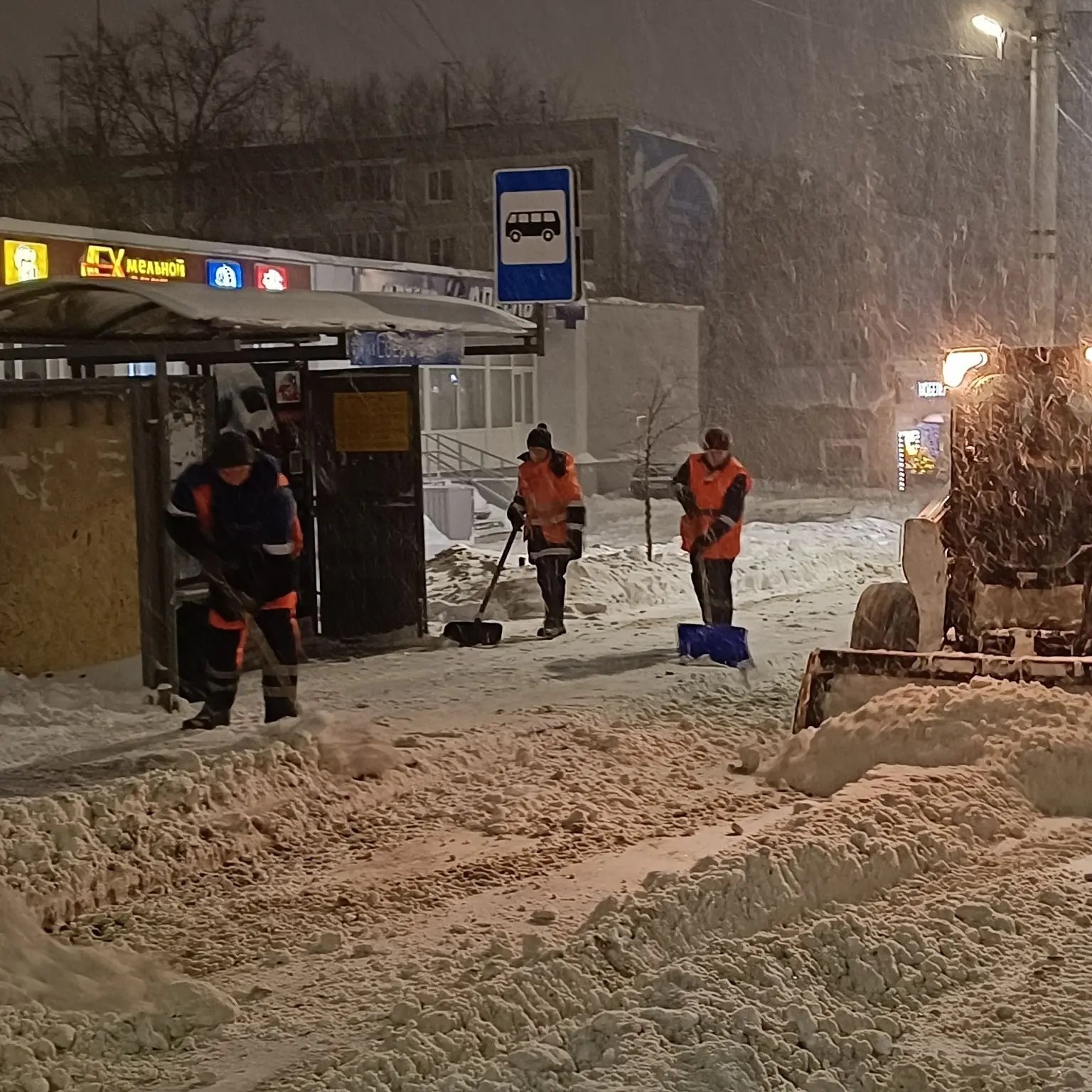 Городские службы продолжают бороться с непрекращающимися снегопадами.